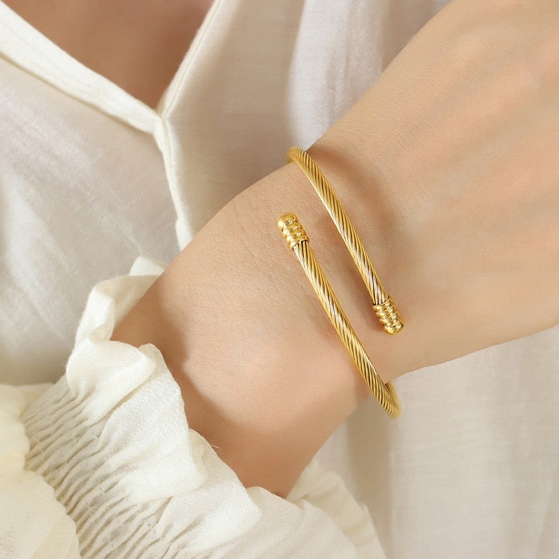 SOLID TWISTED BANGLE (18k)