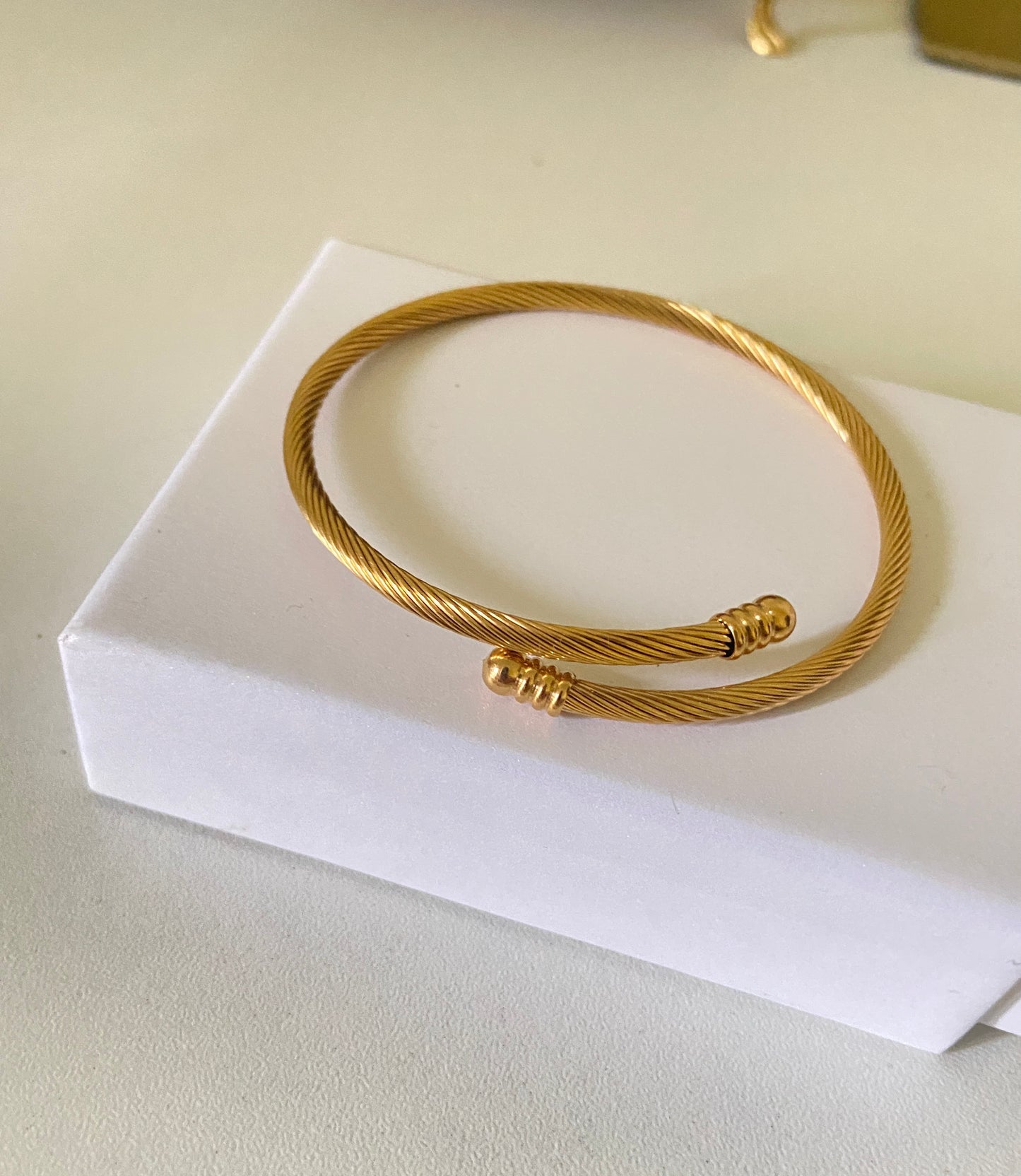 SOLID TWISTED BANGLE (18k)