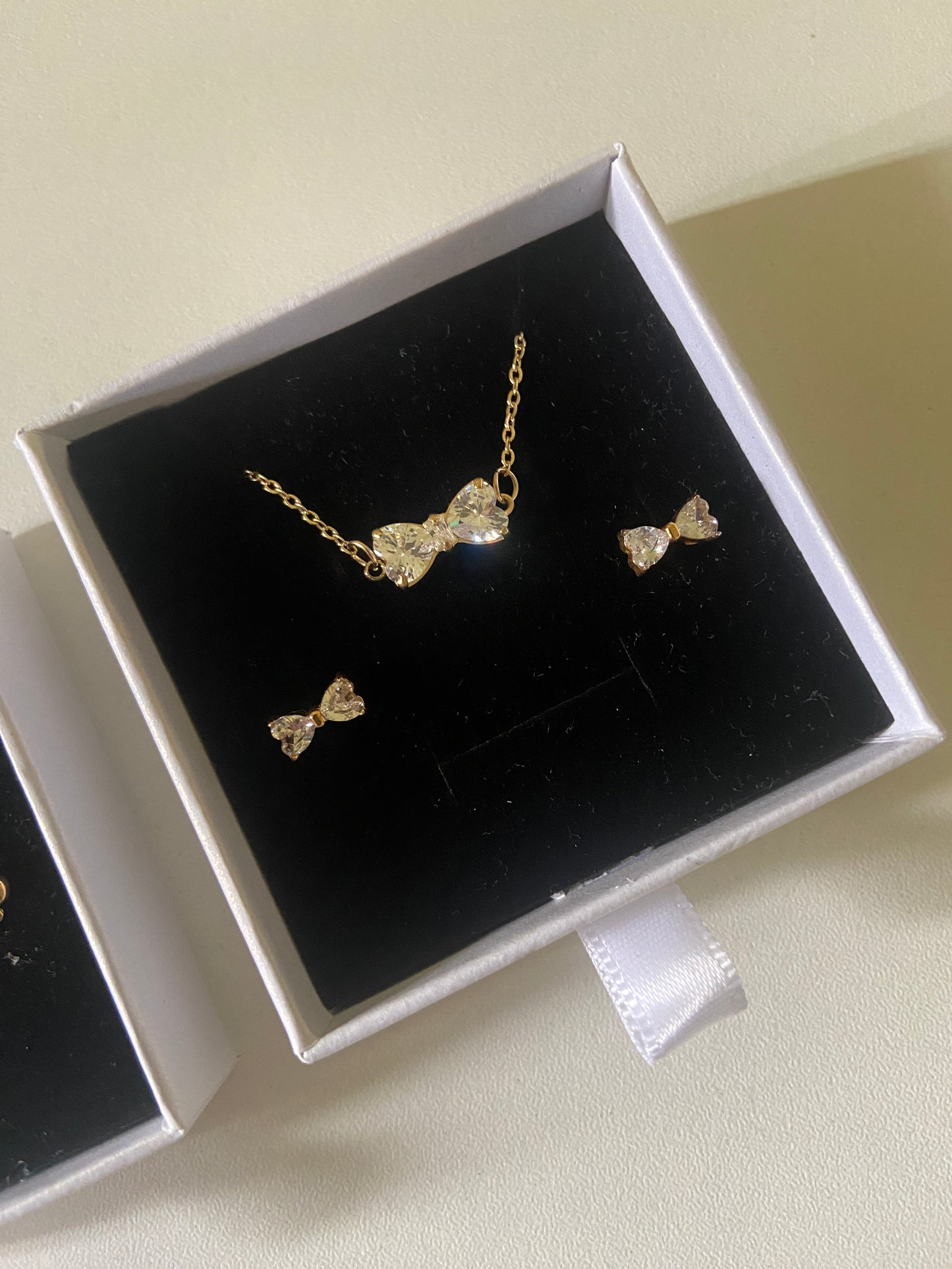 BOW STUDS (18k)