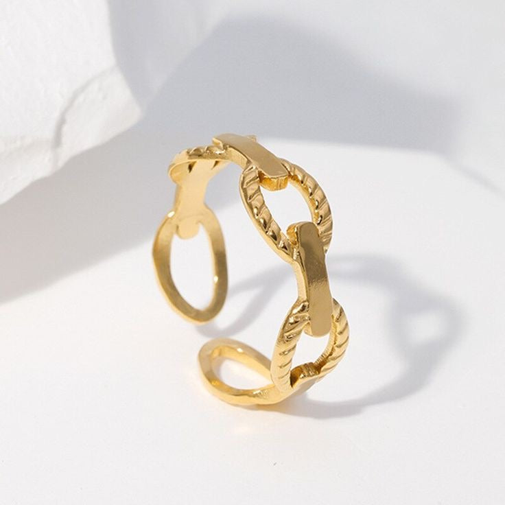 LINKED RING (18k)